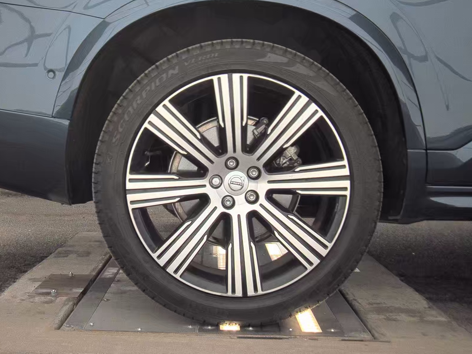 2025 Volvo XC90 B6 Plus AWD