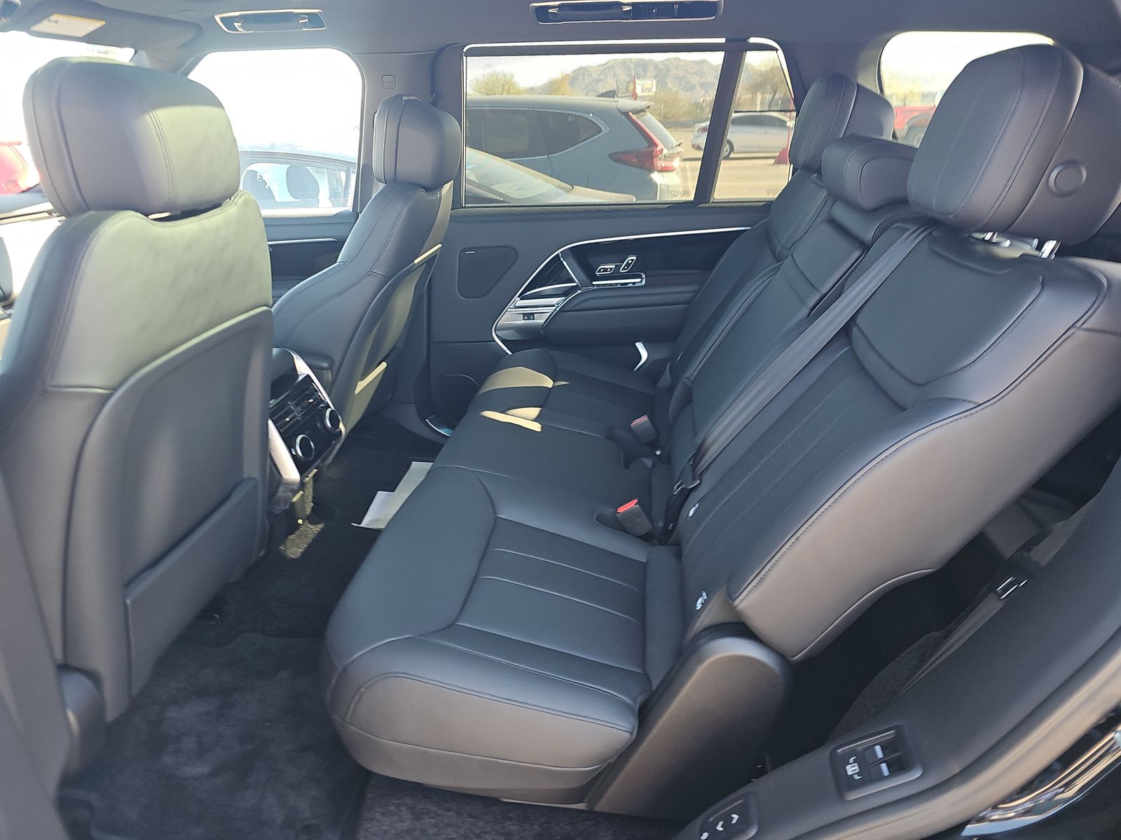 2025 Land Rover Range Rover SE LWB AWD