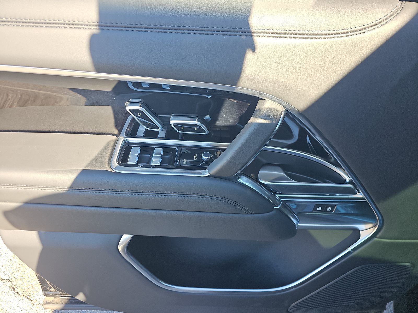 2025 Land Rover Range Rover SE LWB AWD