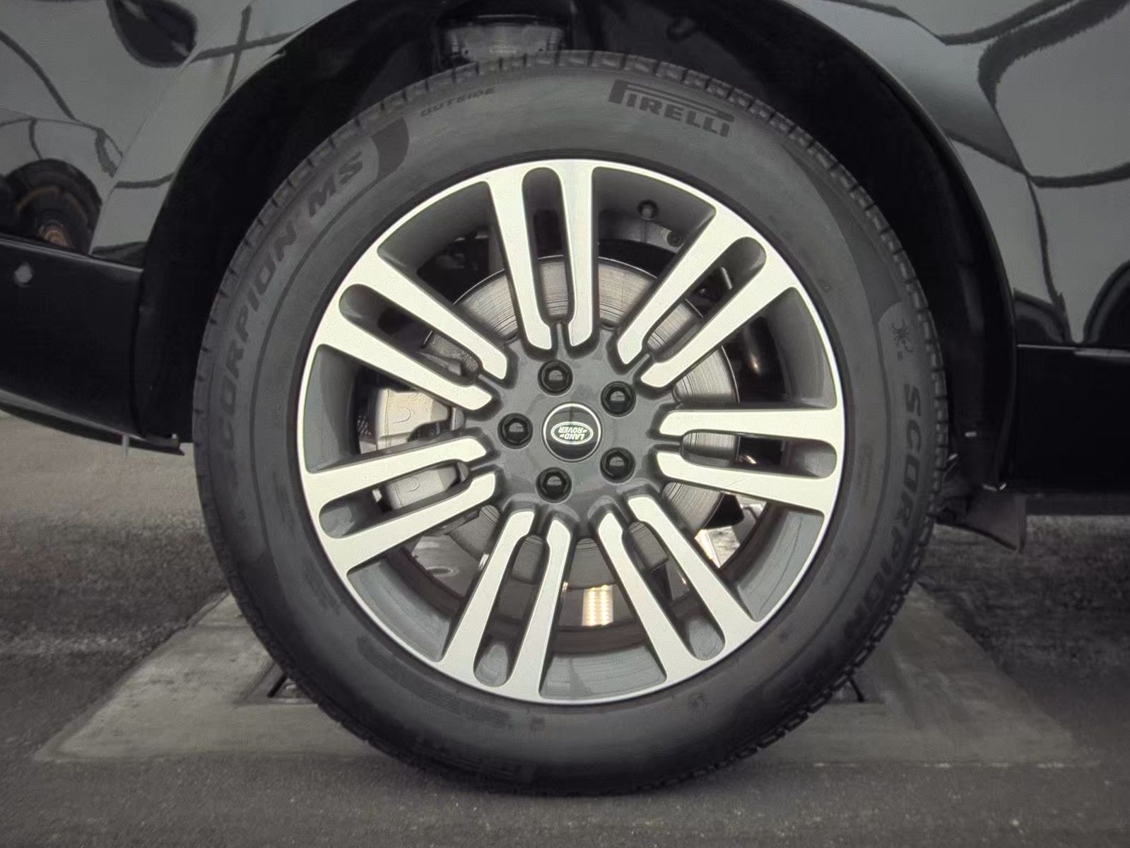 2025 Land Rover Range Rover SE LWB AWD