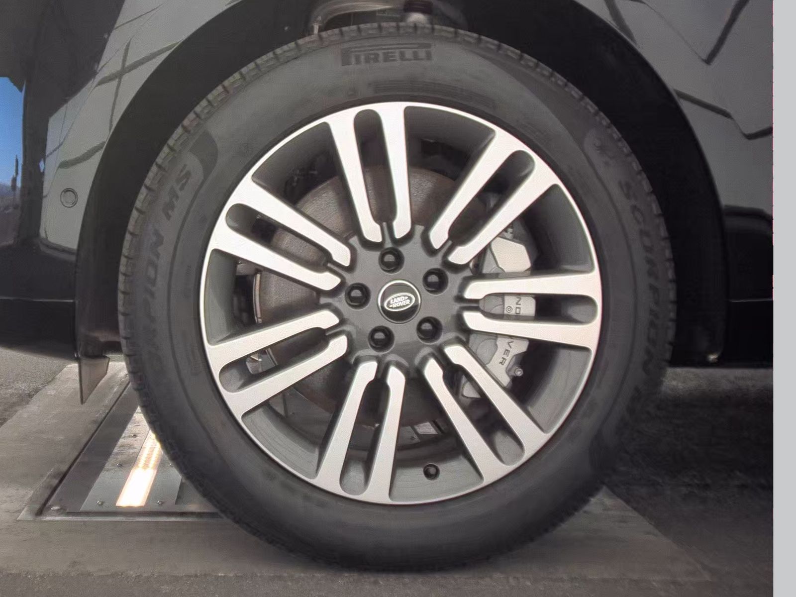 2025 Land Rover Range Rover SE LWB AWD