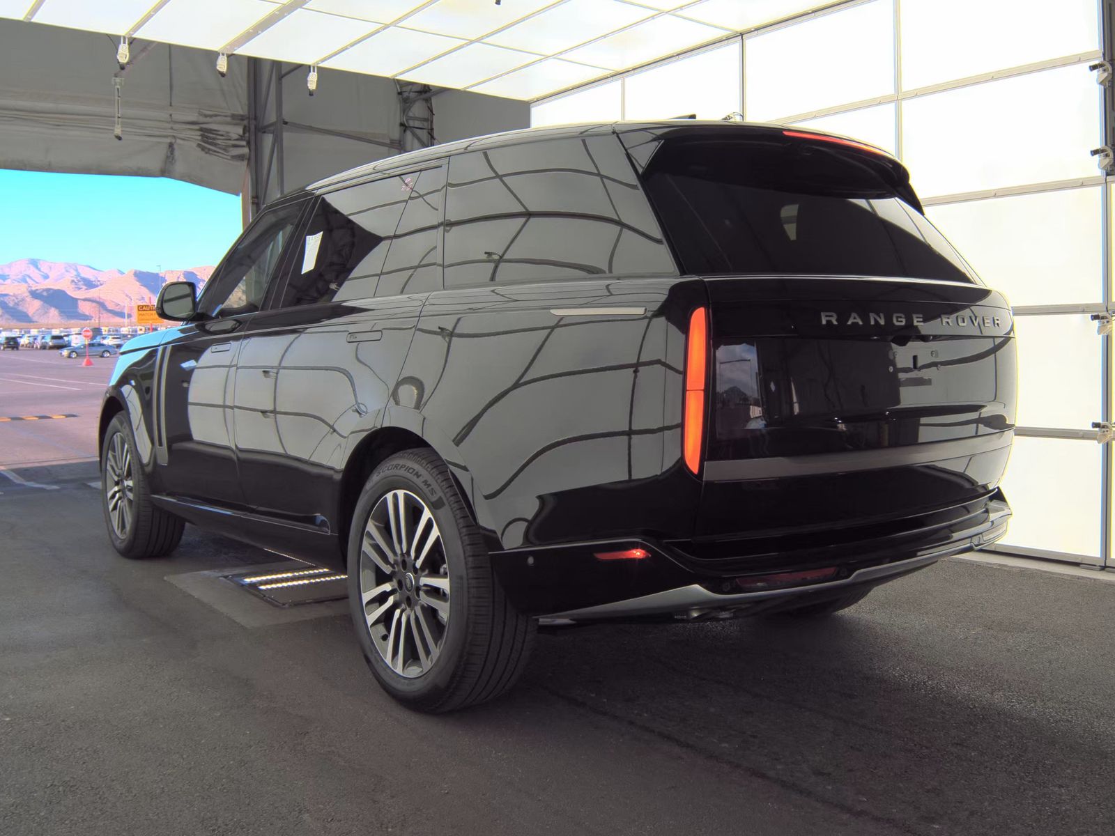 2025 Land Rover Range Rover SE LWB AWD