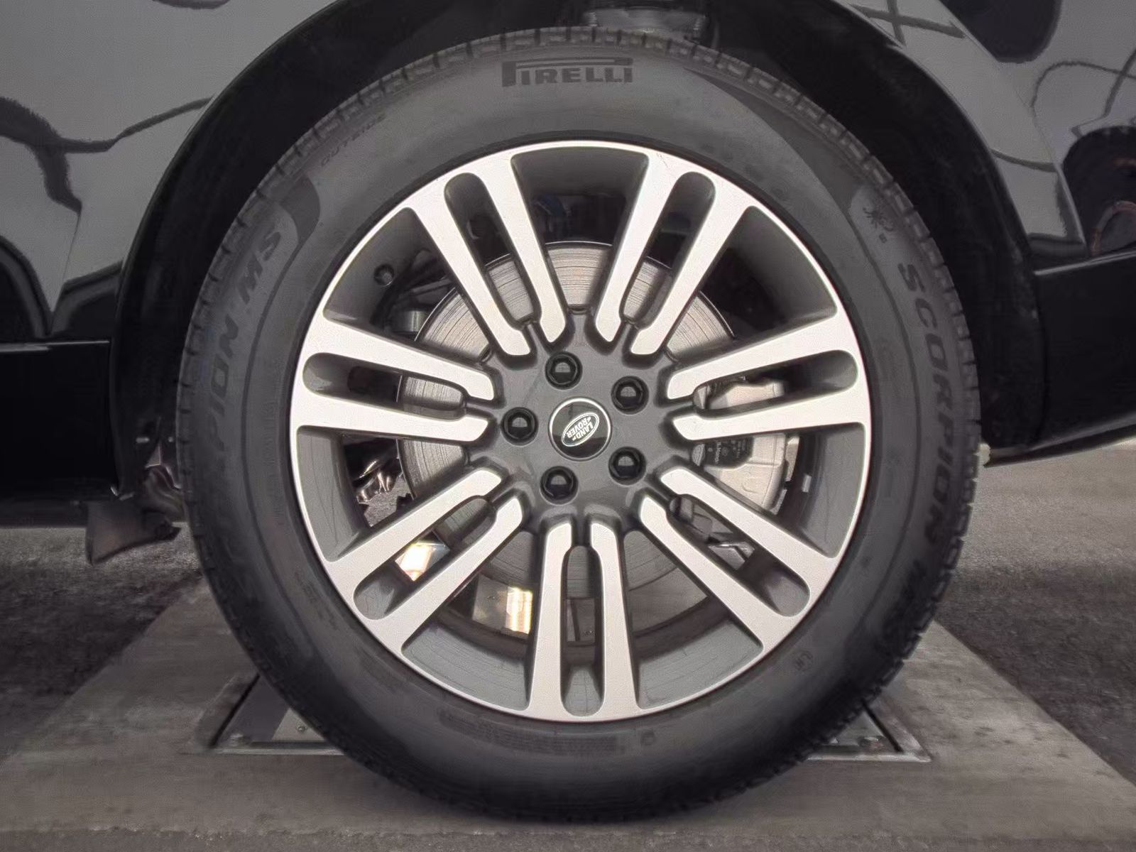 2025 Land Rover Range Rover SE LWB AWD