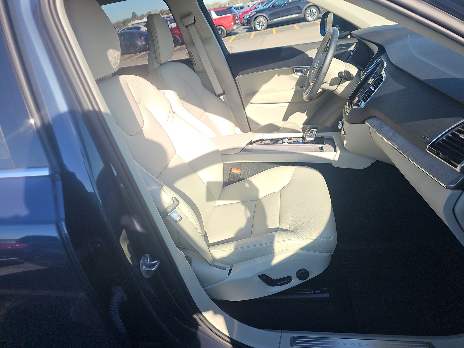 2025 Volvo XC90 B6 Plus AWD