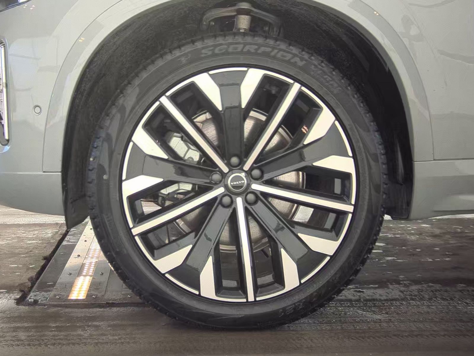 2025 Volvo XC90 B5 Plus AWD