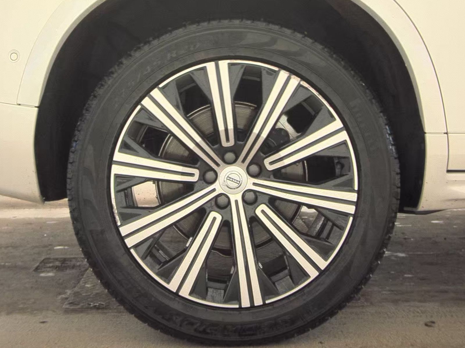 2025 Volvo XC90 B5 Plus AWD