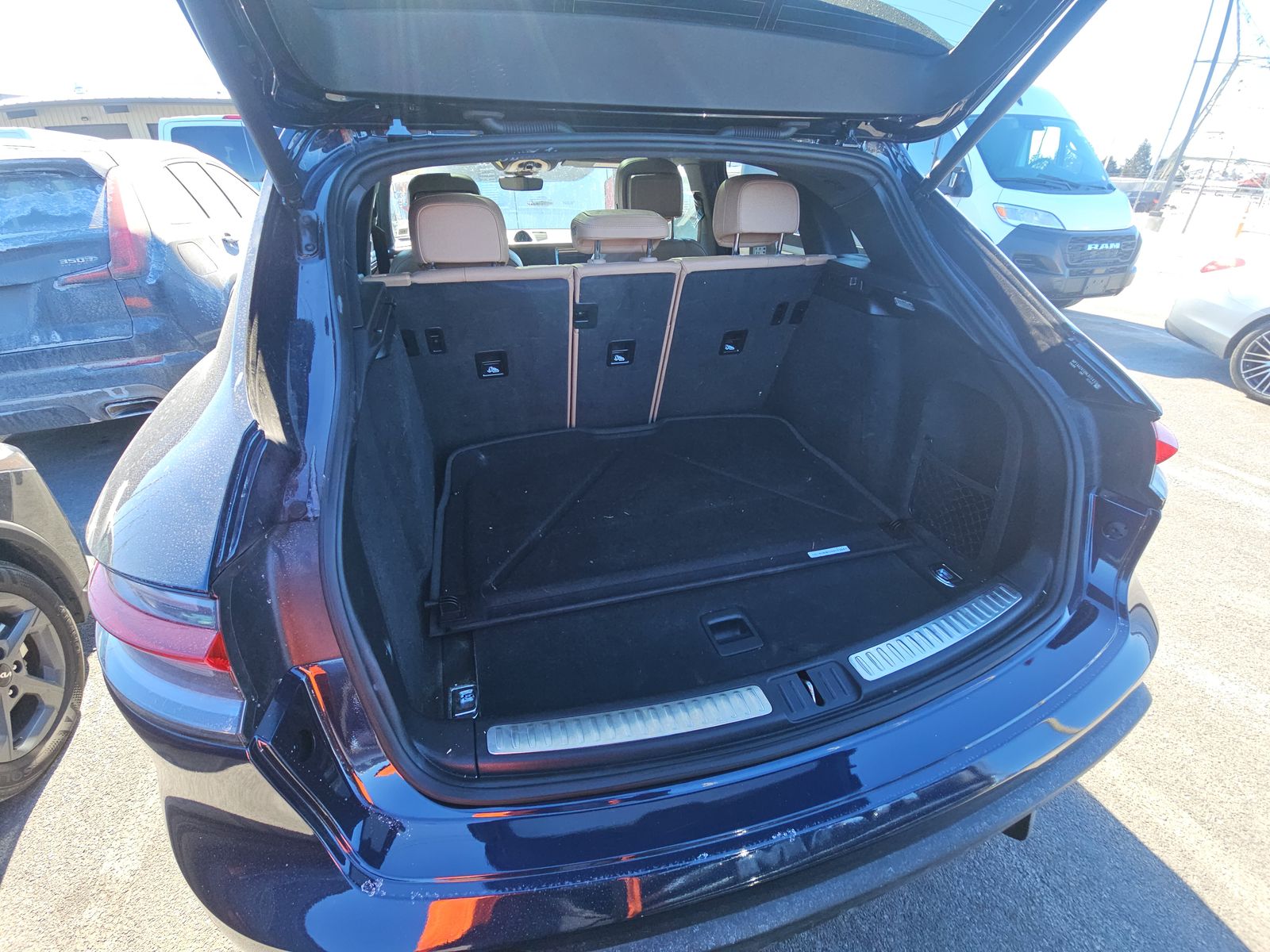 2022 Porsche Macan Base AWD