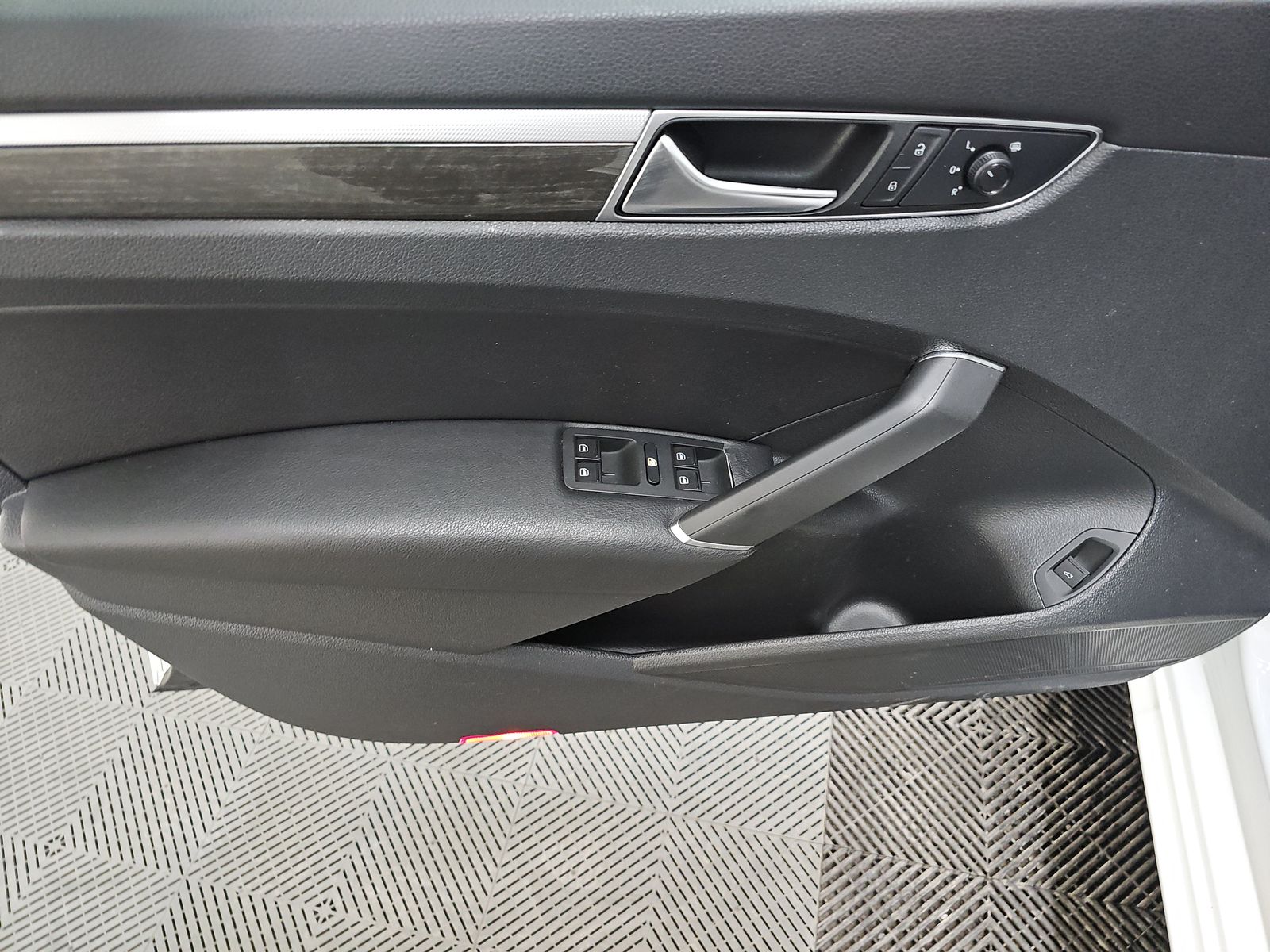 2018 Volkswagen Passat 2.0T SEL Premium FWD