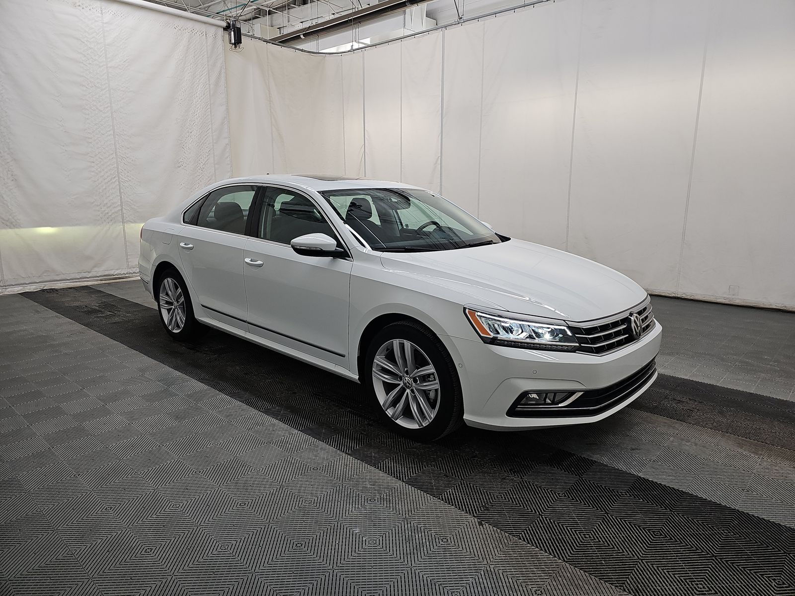 2018 Volkswagen Passat 2.0T SEL Premium FWD