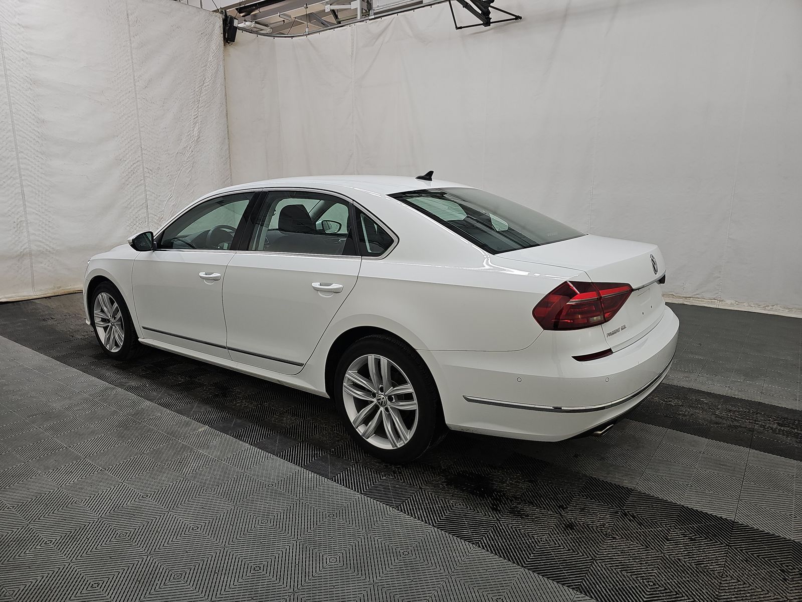 2018 Volkswagen Passat 2.0T SEL Premium FWD