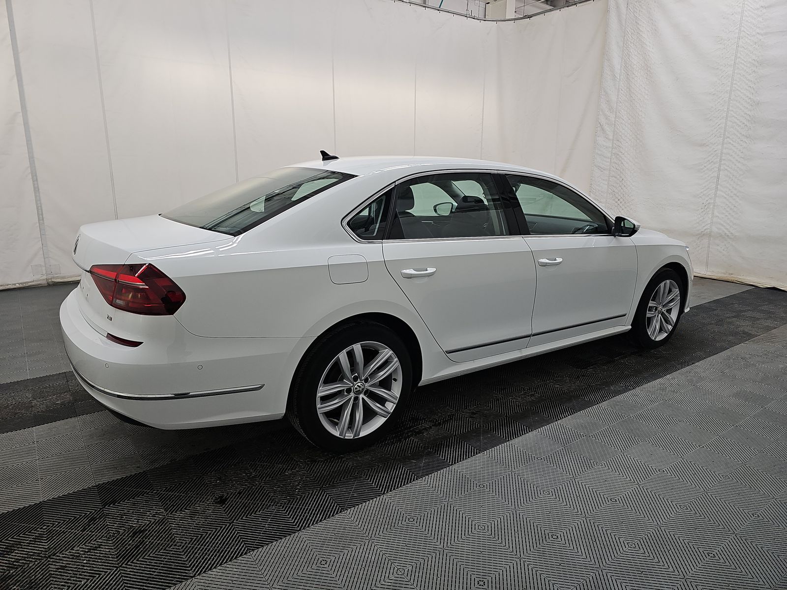 2018 Volkswagen Passat 2.0T SEL Premium FWD