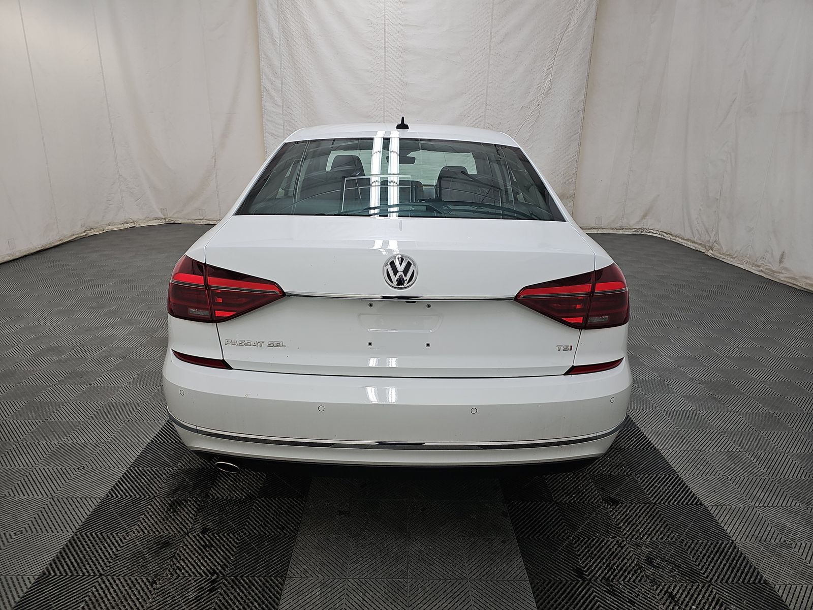 2018 Volkswagen Passat 2.0T SEL Premium FWD