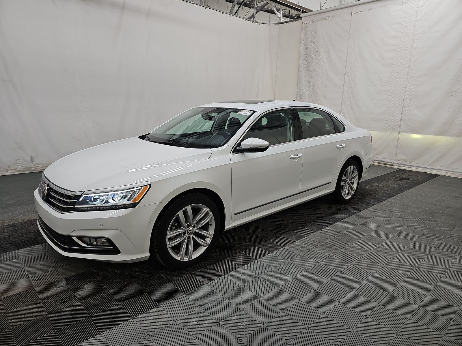 2018 Volkswagen Passat 2.0T SEL Premium FWD