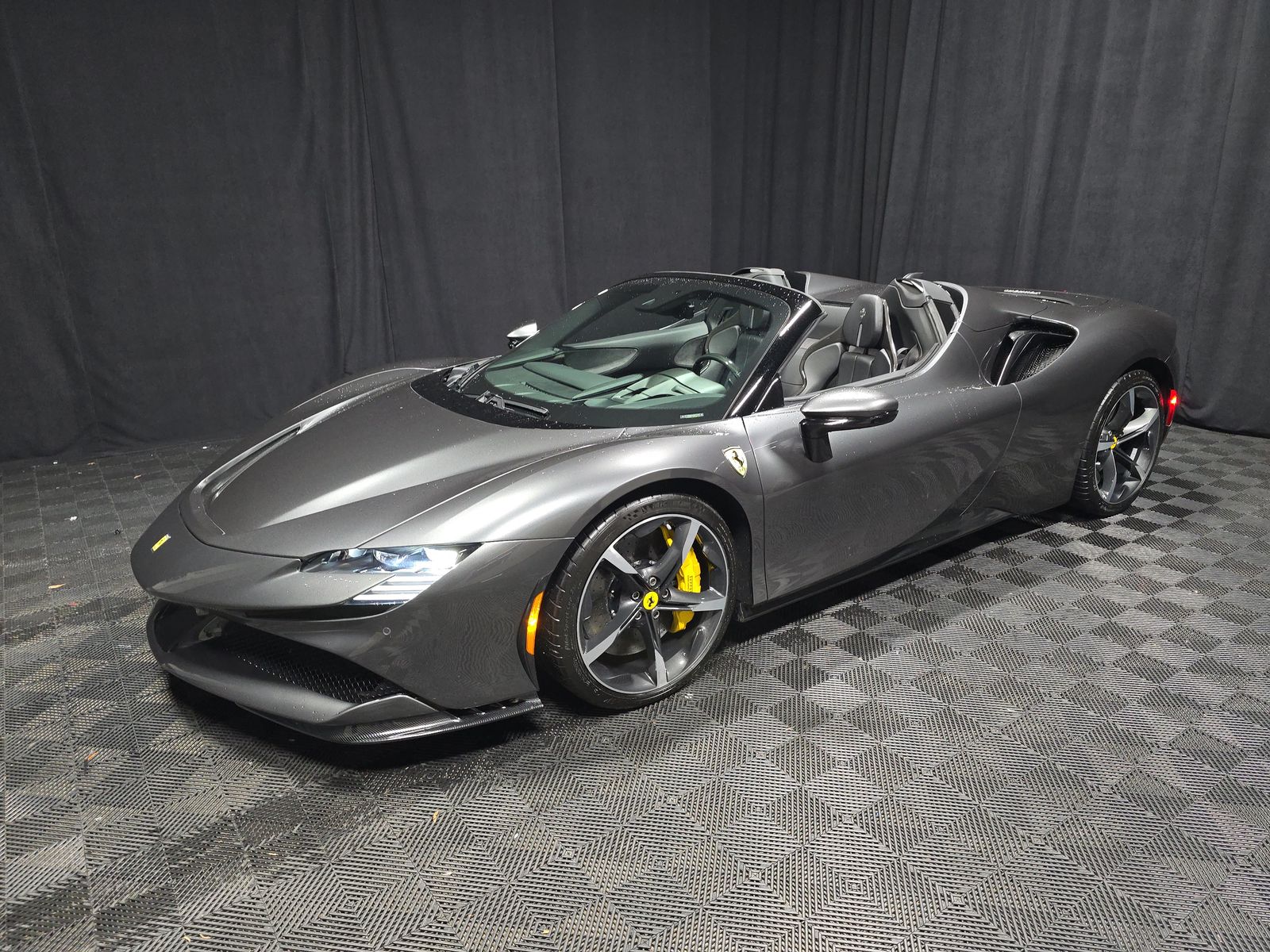 2022 Ferrari SF90 Spider Base AWD