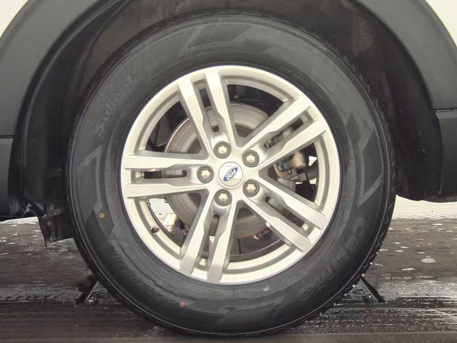 2023 Ford Explorer XLT RWD