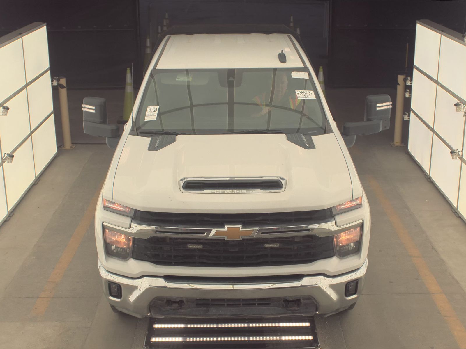 2024 CHEVY SILVERADO 2500 LT DIESEL WHITE FLATBED SINGLE - Image 2