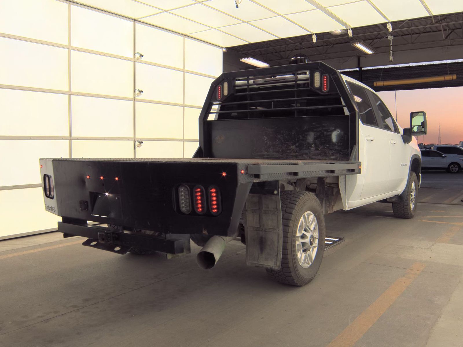 2024 CHEVY SILVERADO 2500 LT DIESEL WHITE FLATBED SINGLE - Image 5