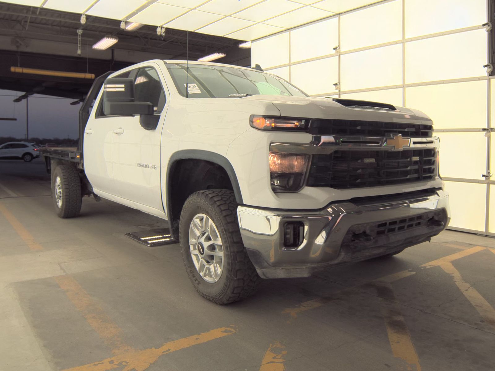 2024 CHEVY SILVERADO 2500 LT DIESEL WHITE FLATBED SINGLE - Image 4