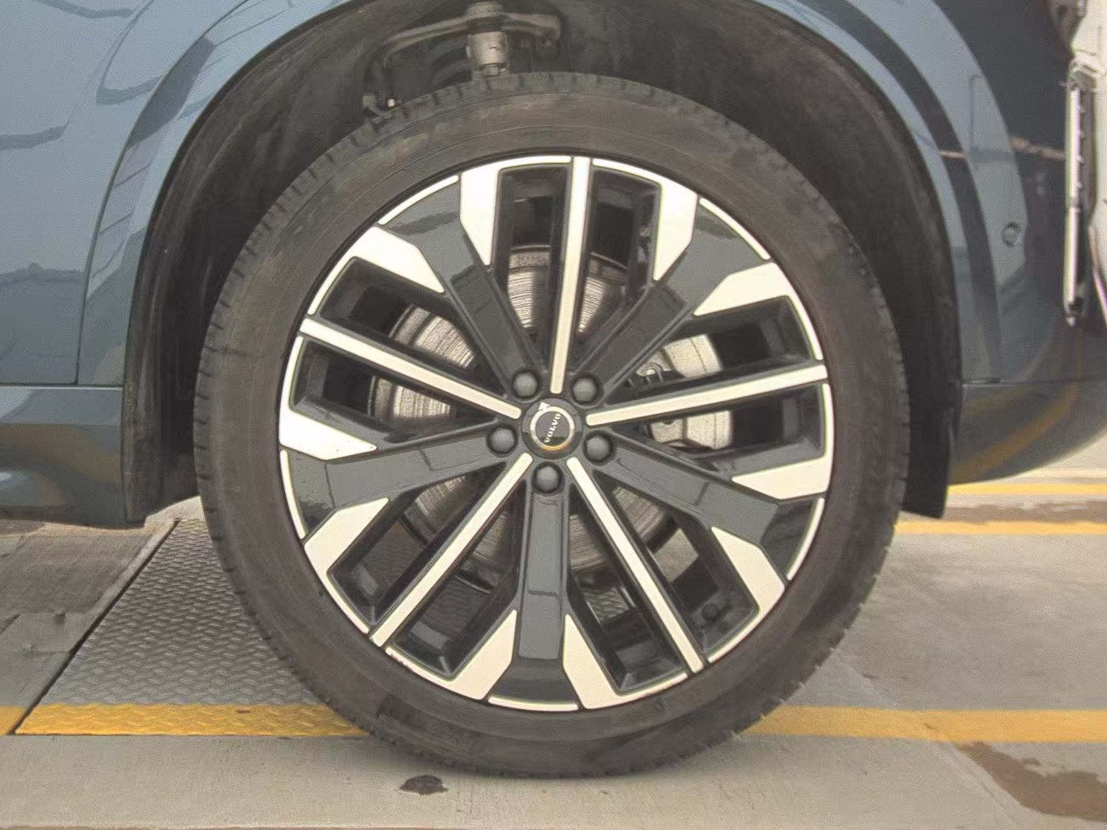 2025 Volvo XC90 B6 Plus AWD