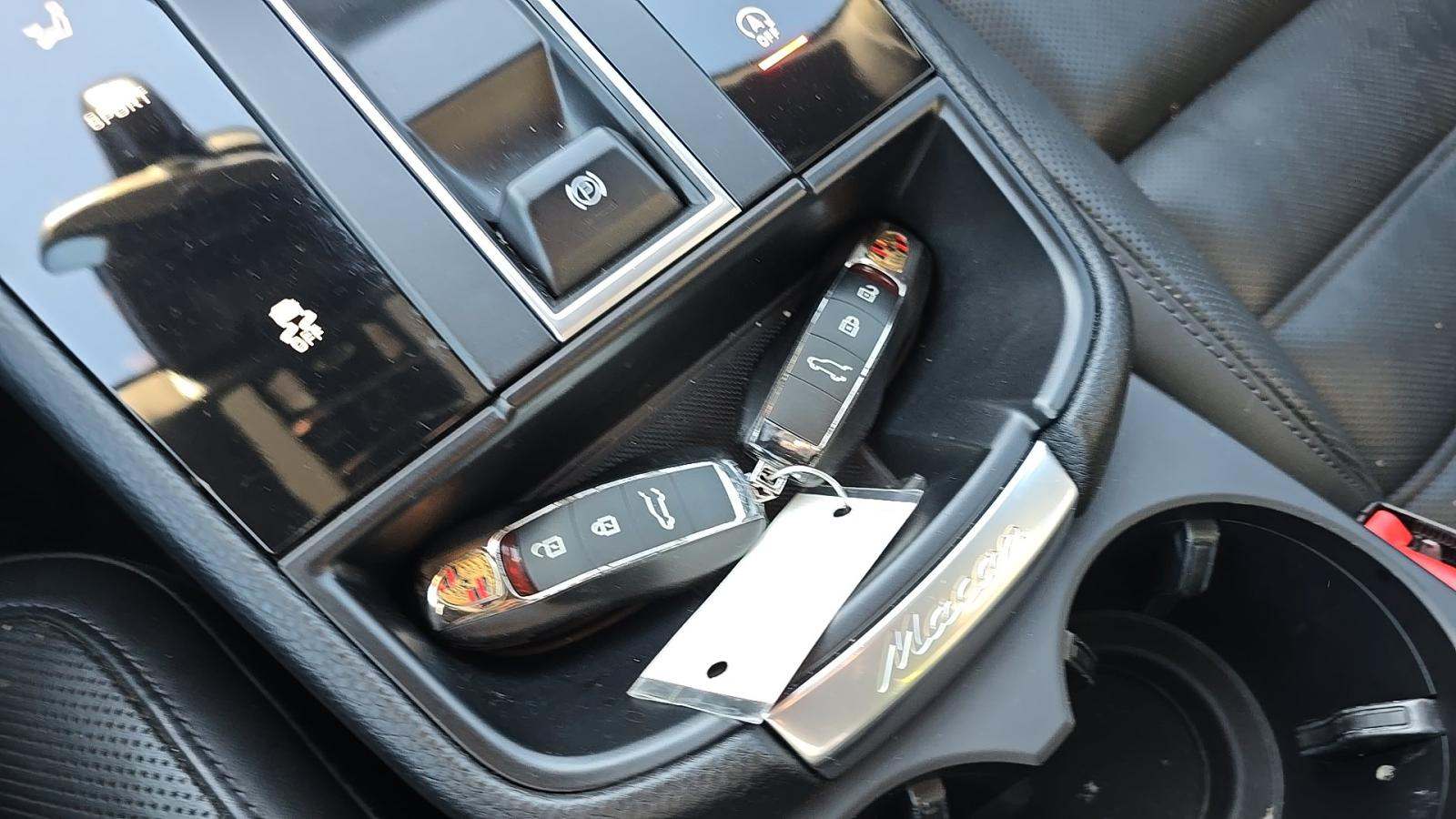 2023 Porsche Macan Base AWD