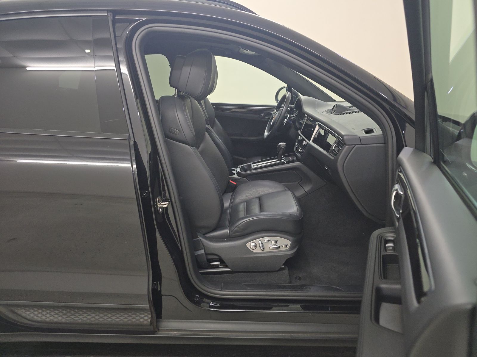 2023 Porsche Macan Base AWD