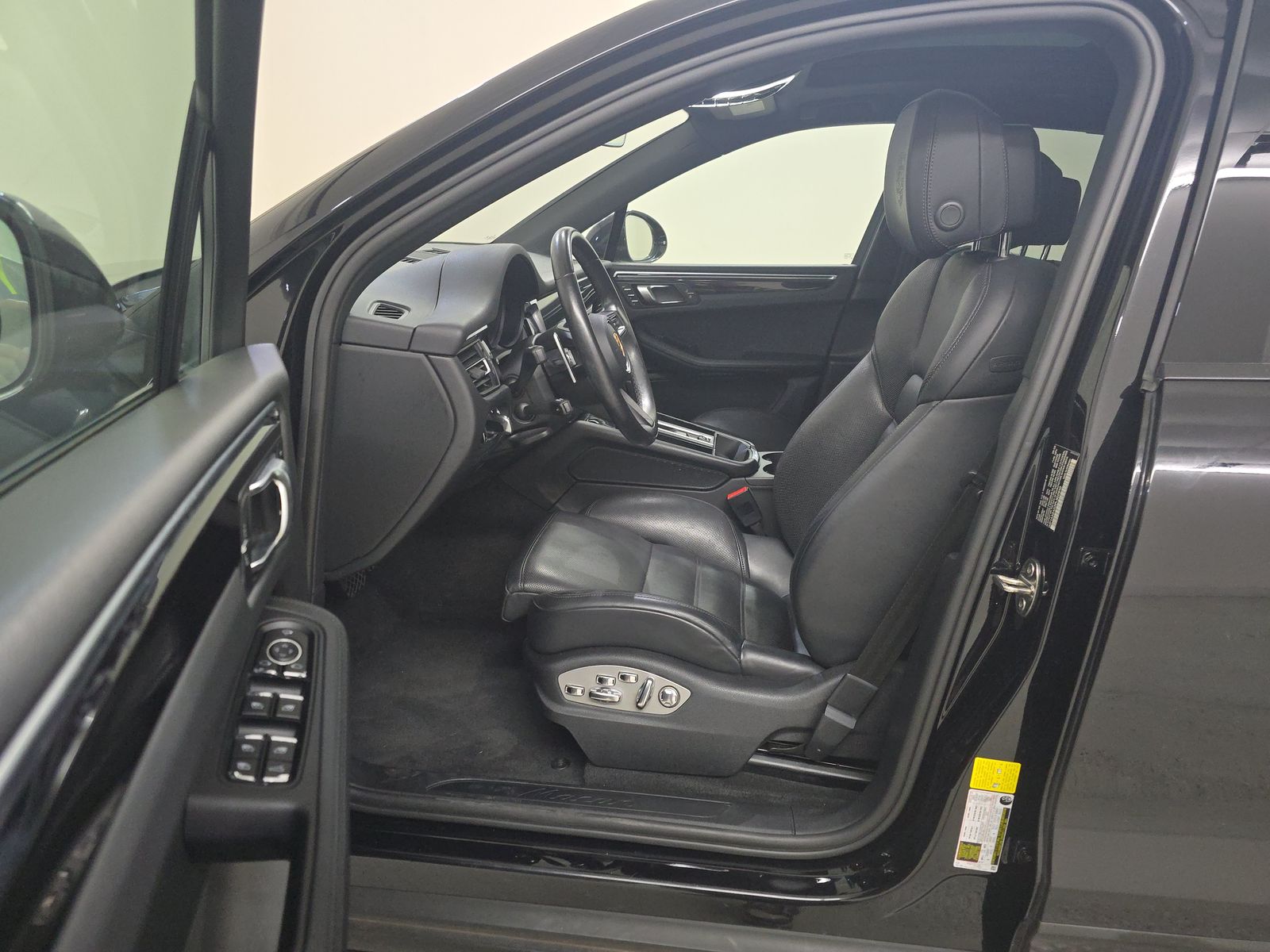 2023 Porsche Macan Base AWD