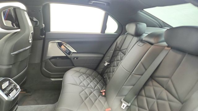 2025 BMW 7 Series 740i RWD