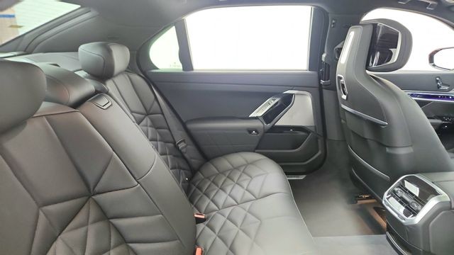 2025 BMW 7 Series 740i RWD