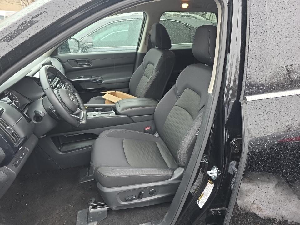 2025 Nissan Pathfinder SV FWD