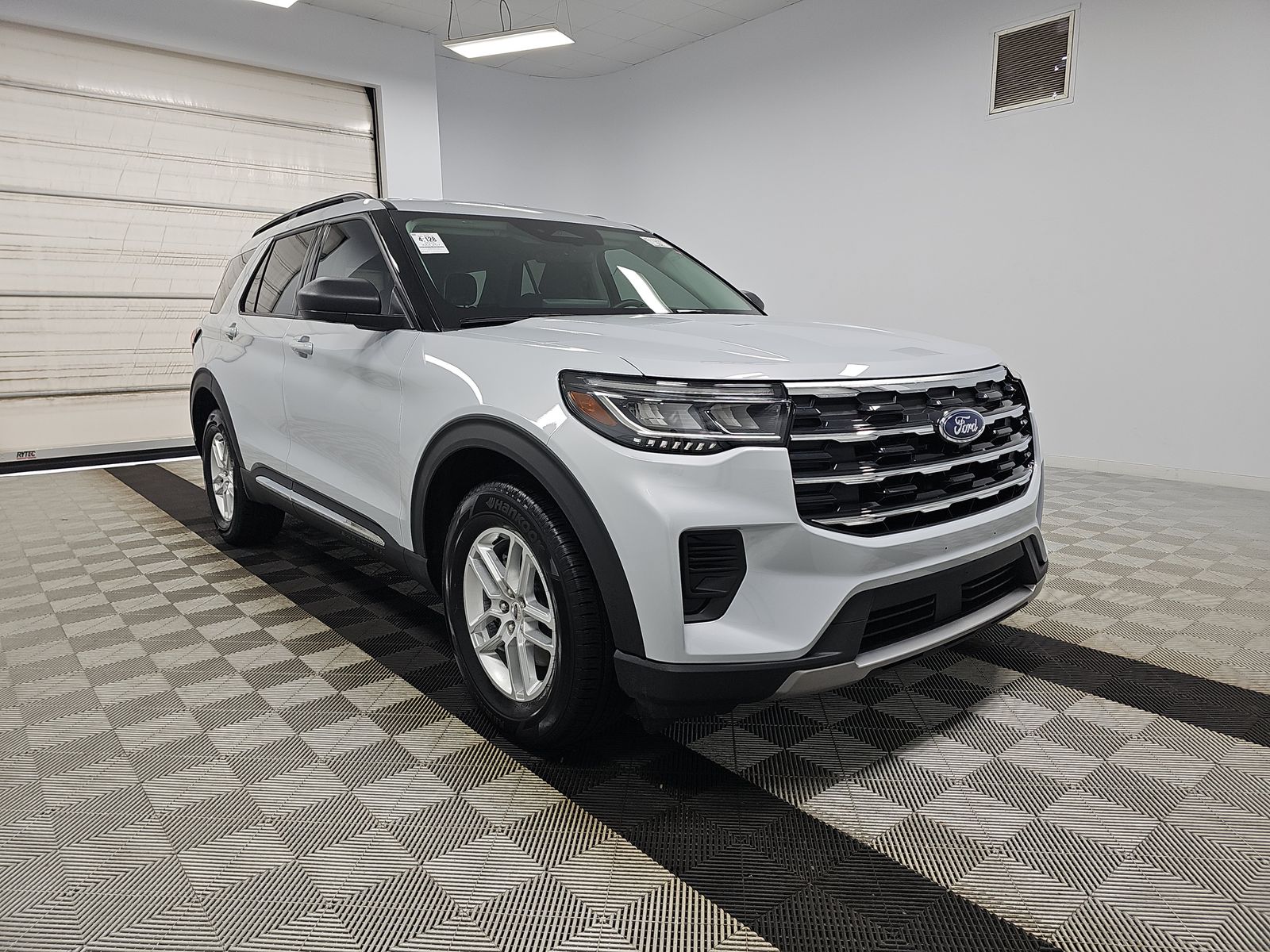 2025 Ford Explorer Active AWD