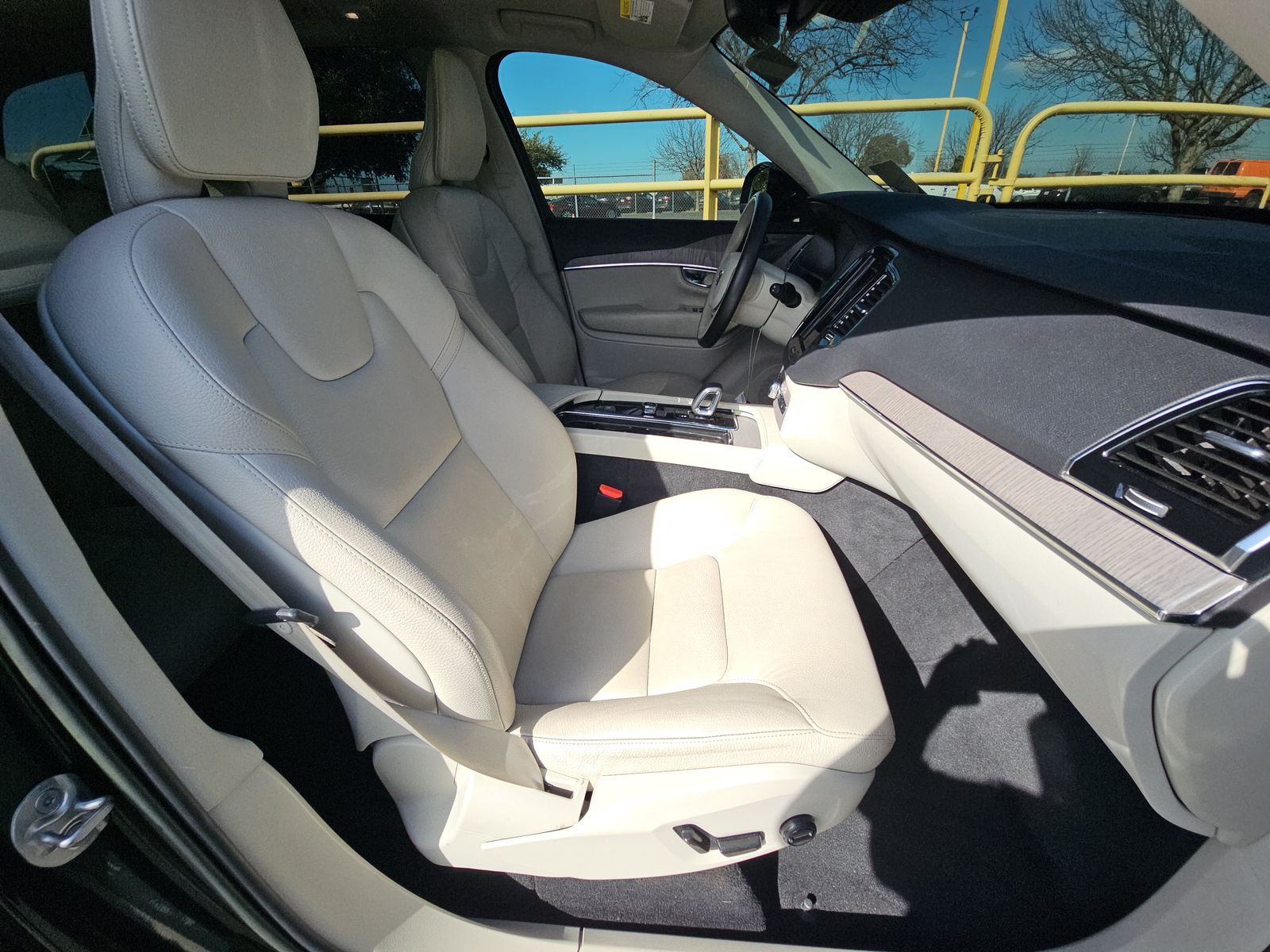 2023 Volvo XC90 B6 Plus AWD