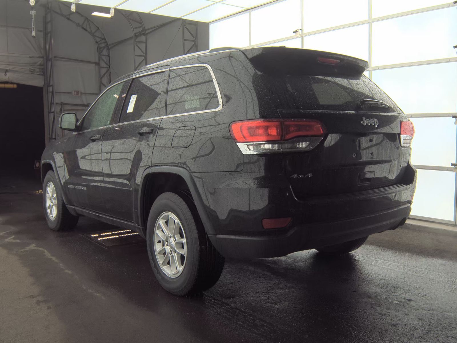 JEEP LAREDO E - 9