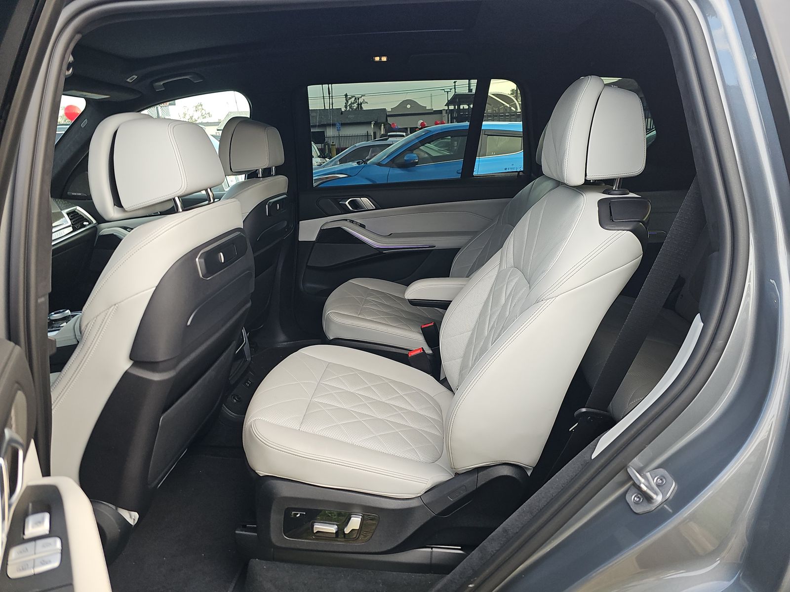 2023 BMW X7 M60i AWD