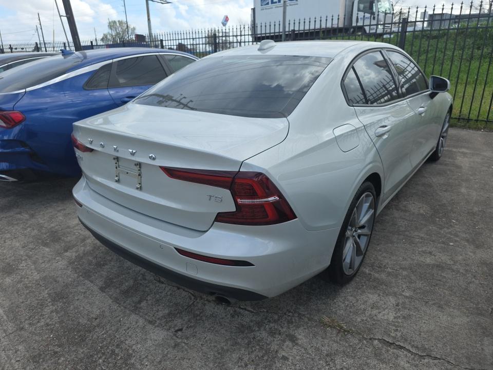 2020 Volvo S60 T5 Momentum FWD