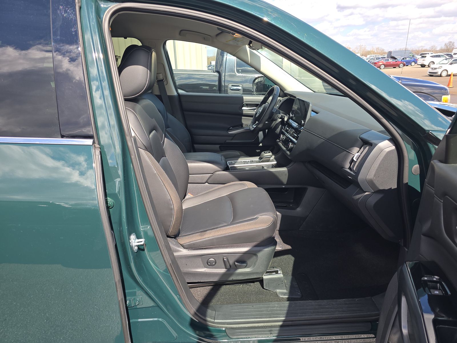 2025 Nissan Pathfinder SL FWD