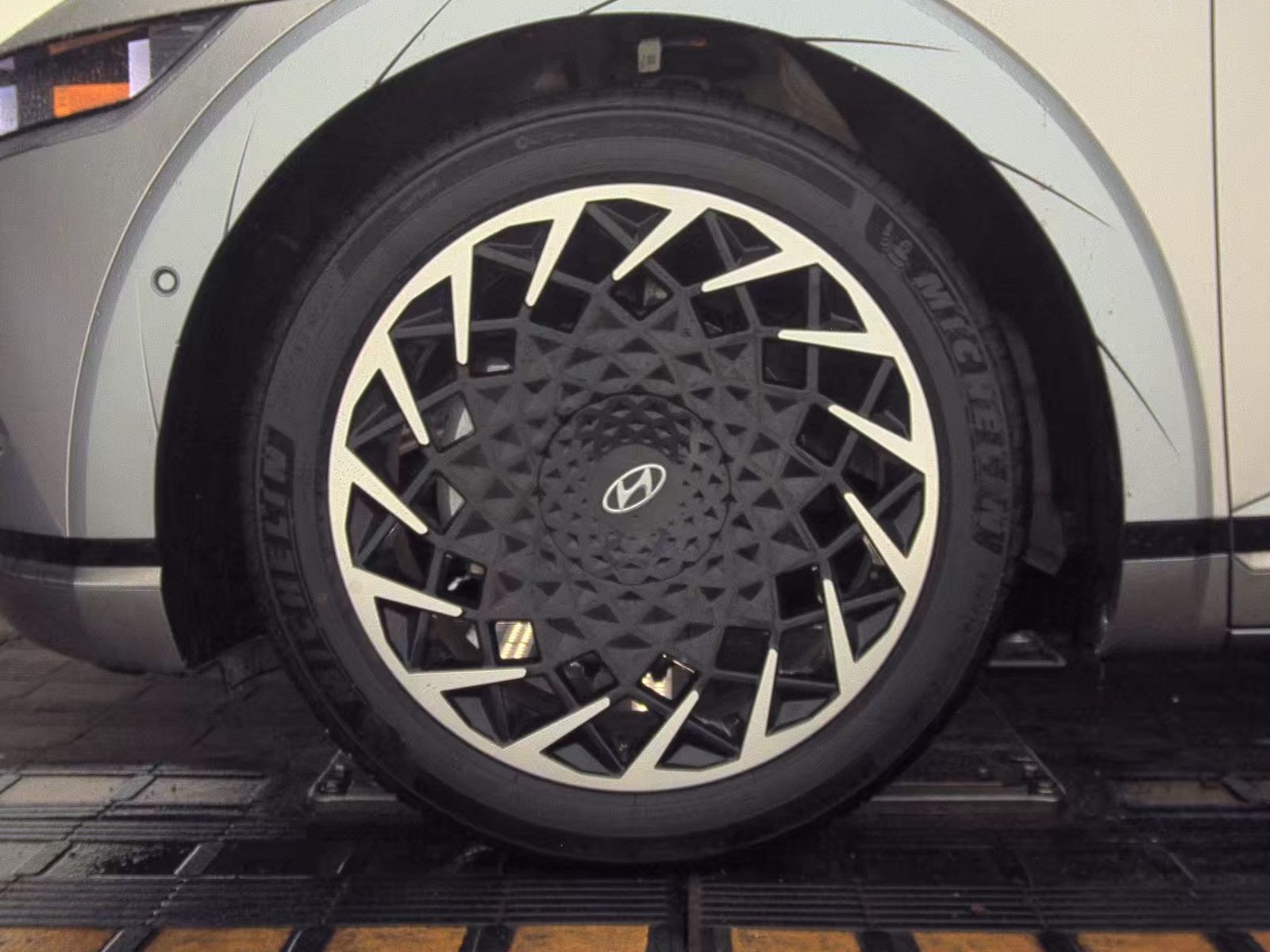 HYUNDAI LIMITED - 10