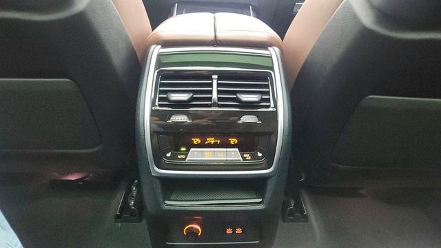 2025 BMW X7 M60i AWD