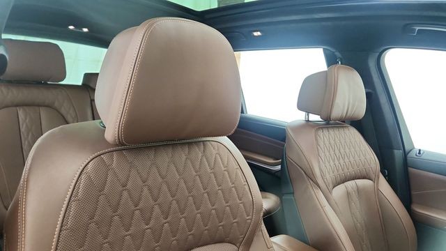 2025 BMW X7 M60i AWD