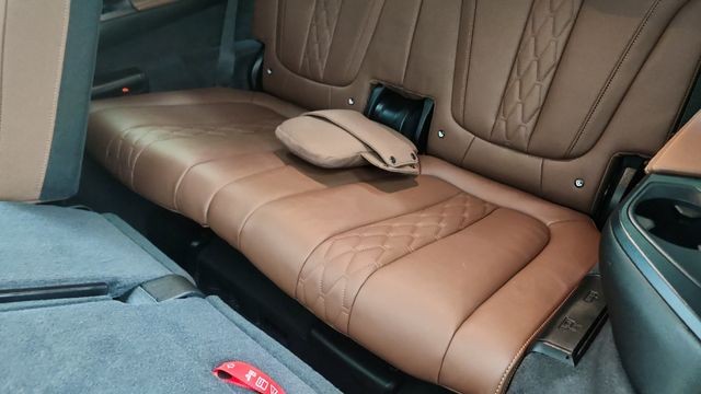 2025 BMW X7 M60i AWD