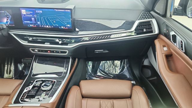 2025 BMW X7 M60i AWD