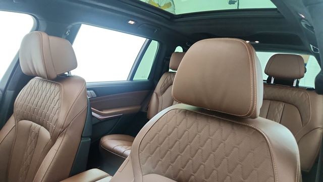 2025 BMW X7 M60i AWD