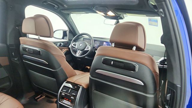 2025 BMW X7 M60i AWD