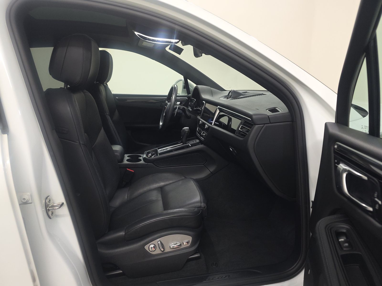 2022 Porsche Macan Base AWD