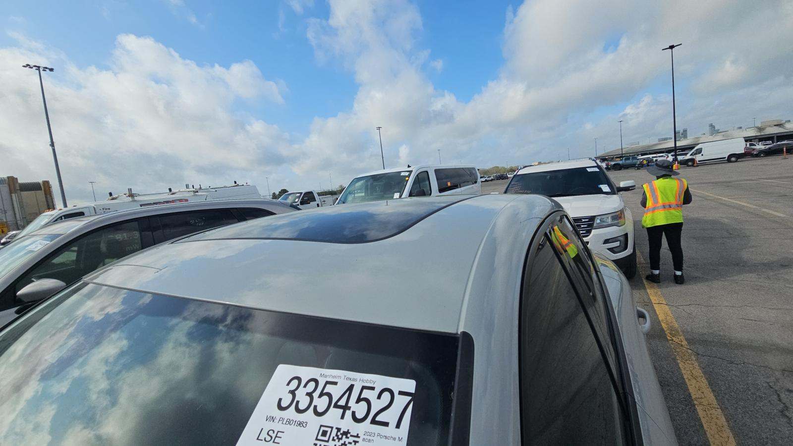 2023 Porsche Macan Base AWD