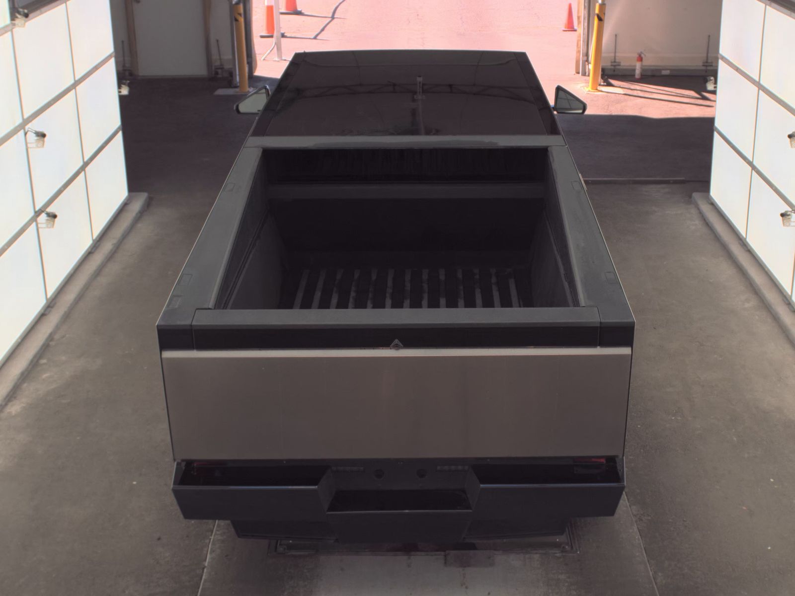 TESLA CYBERTRUCK - 7