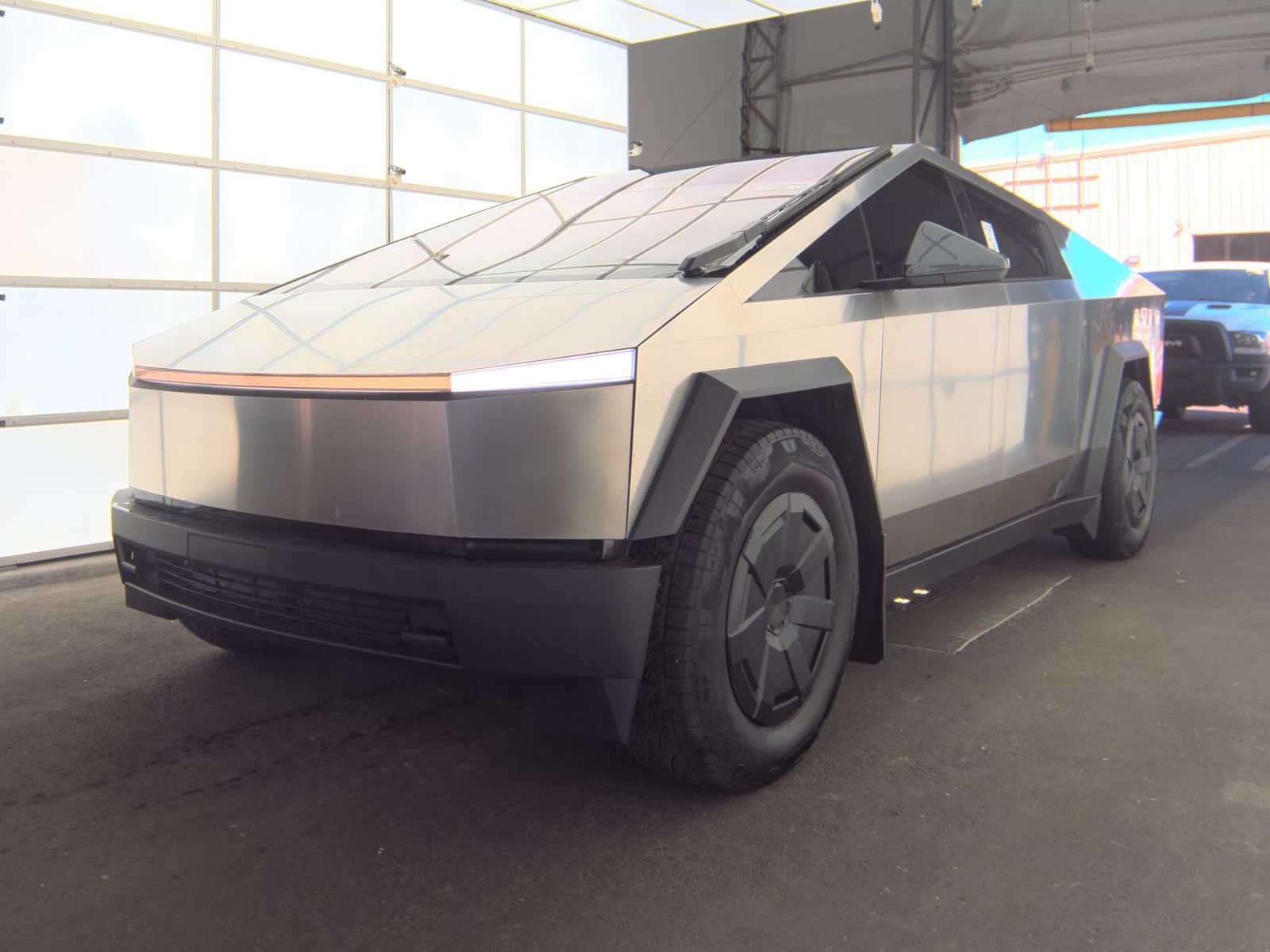 TESLA CYBERTRUCK - 1