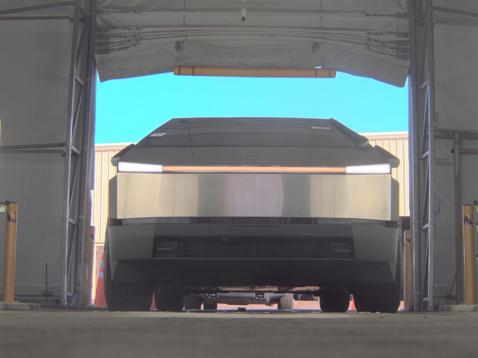 TESLA CYBERTRUCK - 4