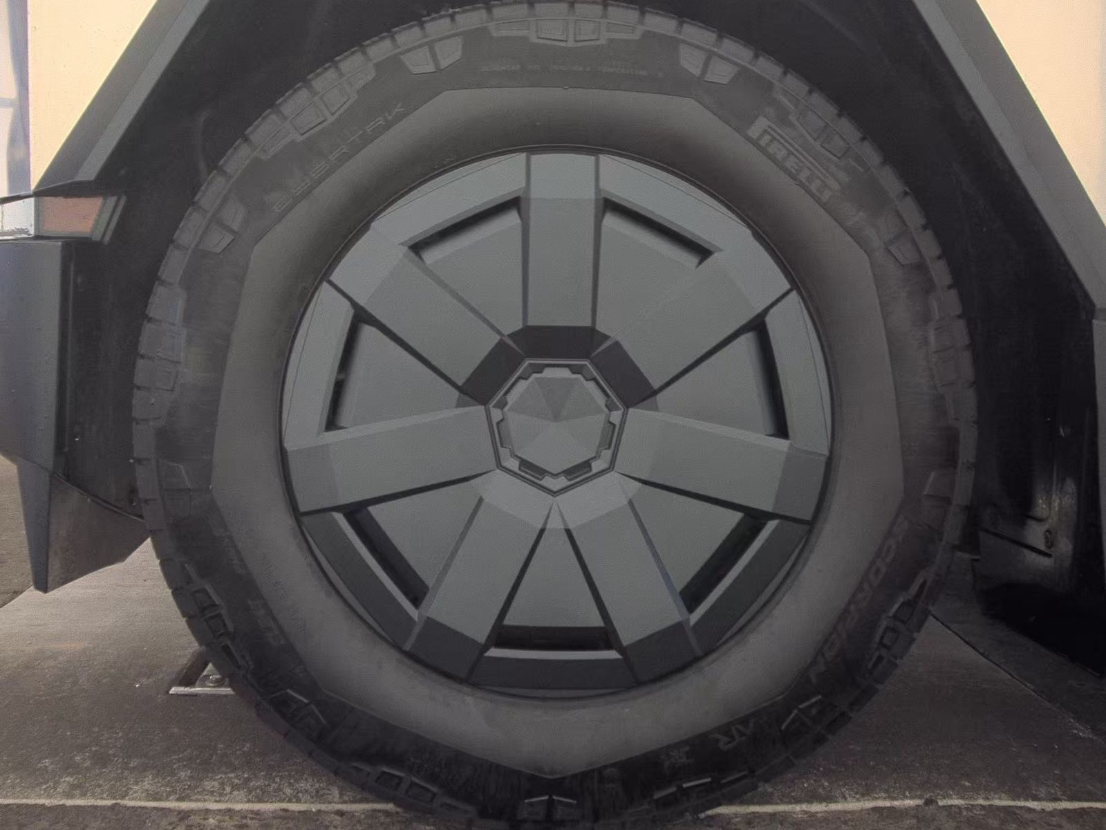 TESLA CYBERTRUCK - 10