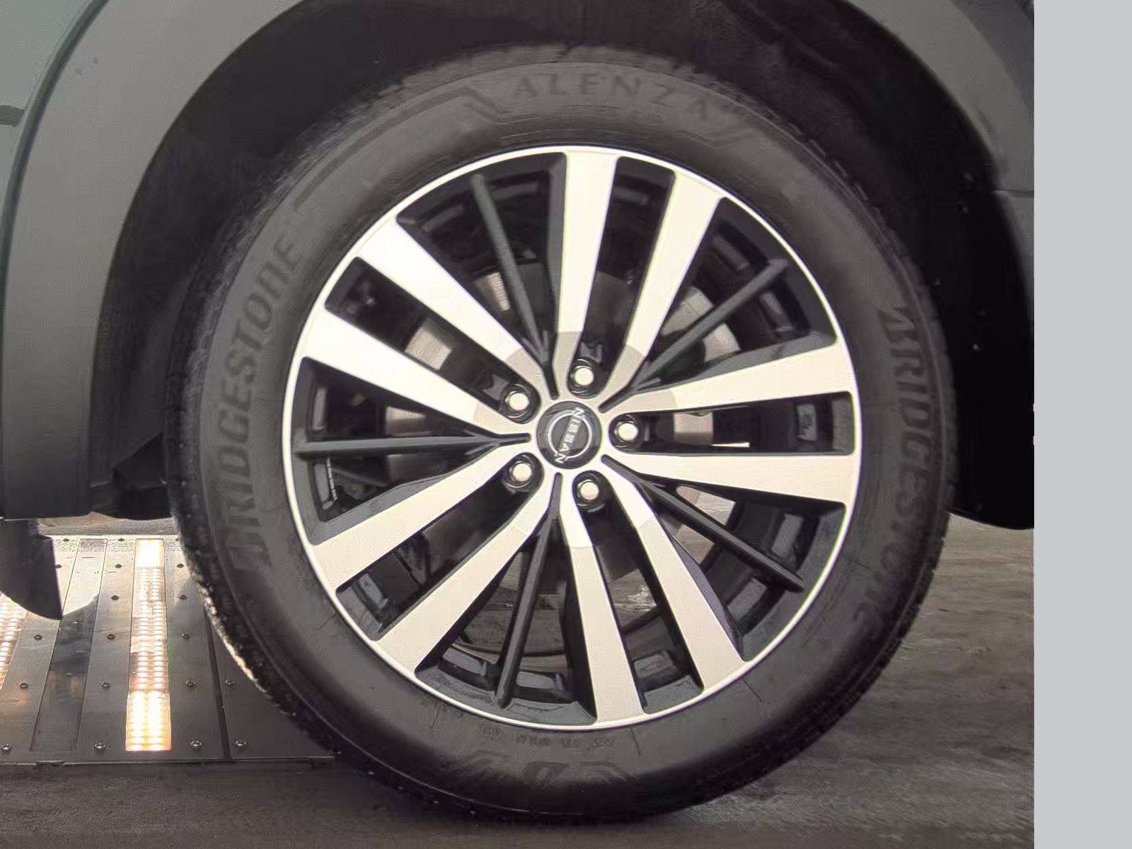 2025 Nissan Pathfinder Platinum FWD