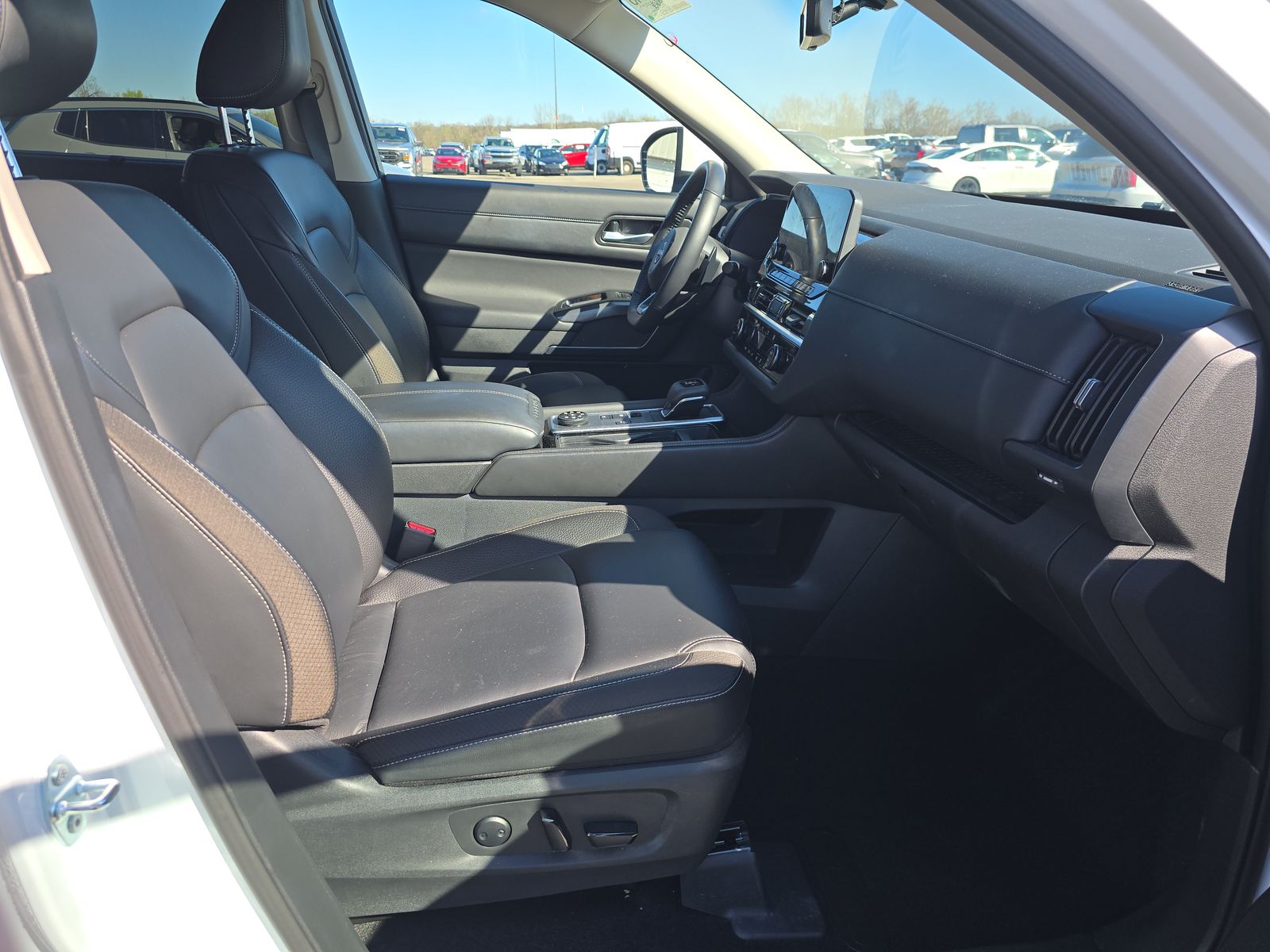 2025 Nissan Pathfinder SL AWD